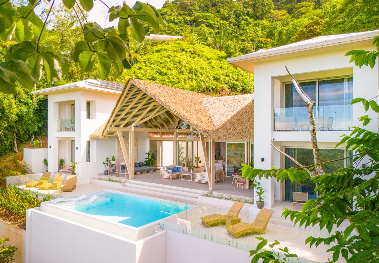 Villa in Bahía Ballena - Tropical Oceanview Retreat: 11BR for 27 Guests