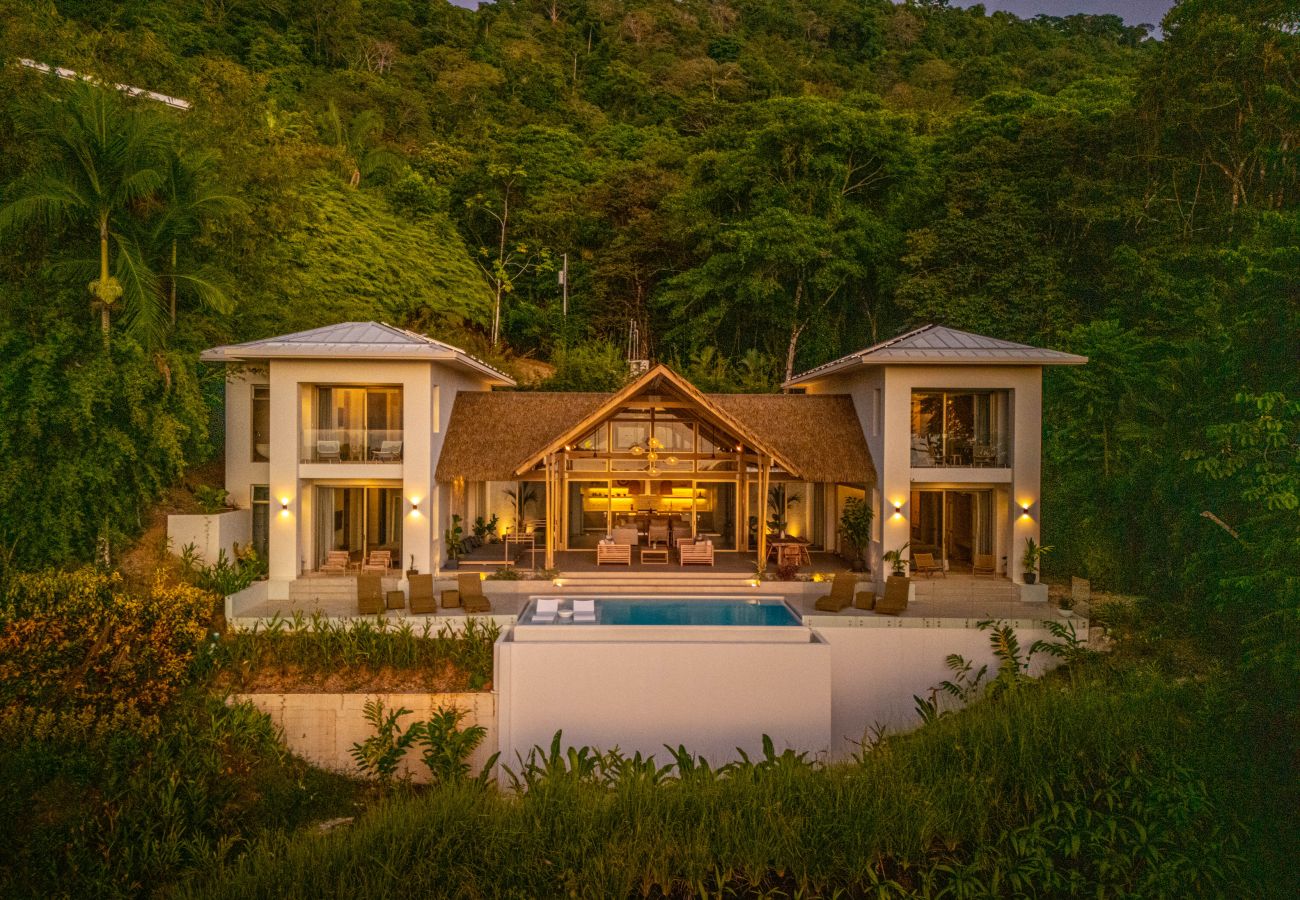 Villa in Bahía Ballena - Tropical Oceanview Retreat: 11BR for 27 Guests