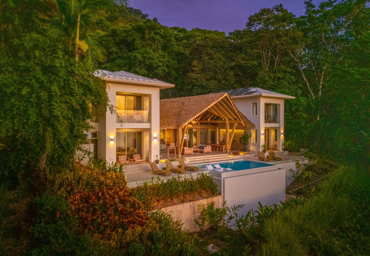 Villa in Bahía Ballena - Tropical Oceanview Retreat: 11BR for 27 Guests