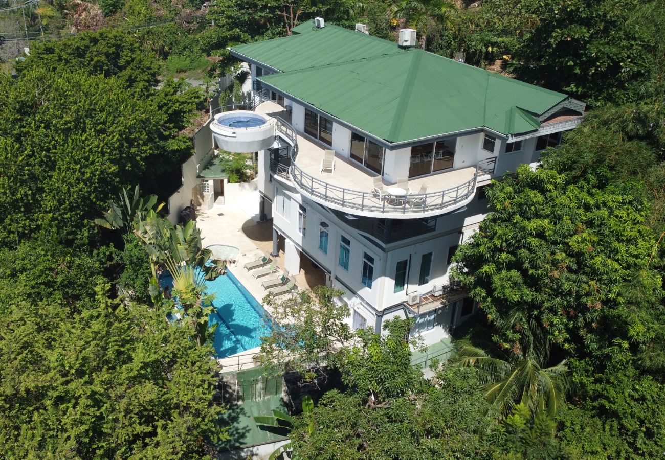 Villa in Quepos - Luxurious Oceanview Villa, Just a 10-Minute Walk to the Beach