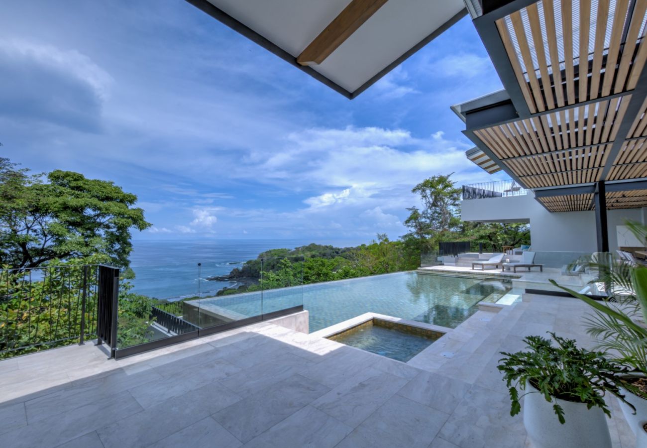 Villa in Nacascolo - Breathtaking Oceanfront Villa with Expansive Infinity Pool and Full Concierge Services