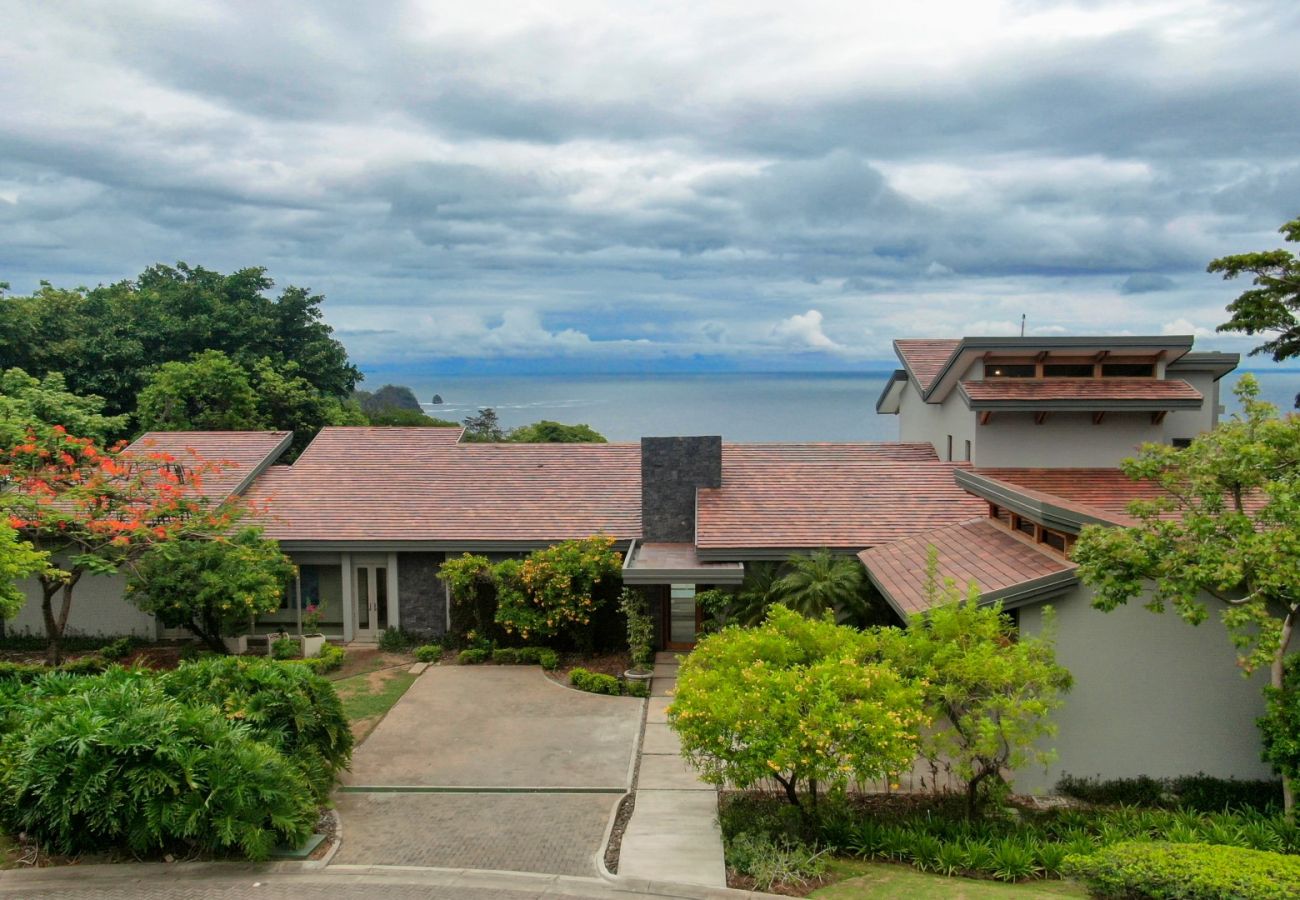 Villa in Nacascolo - Breathtaking Oceanfront Villa with Expansive Infinity Pool and Full Concierge Services